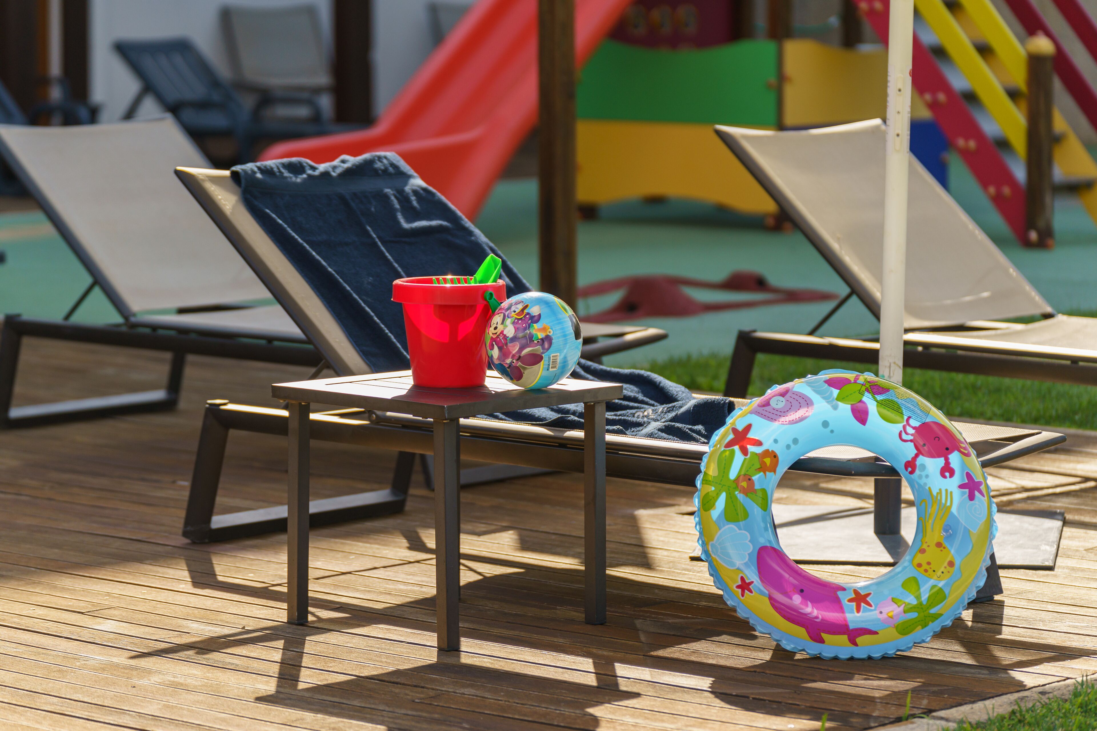 Una piscina techada, abierta desde las 07:00 hasta las 22:00, sombrillas