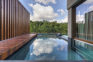 尊荣套房, 1 张特大床, 阳台 | 私人游泳池