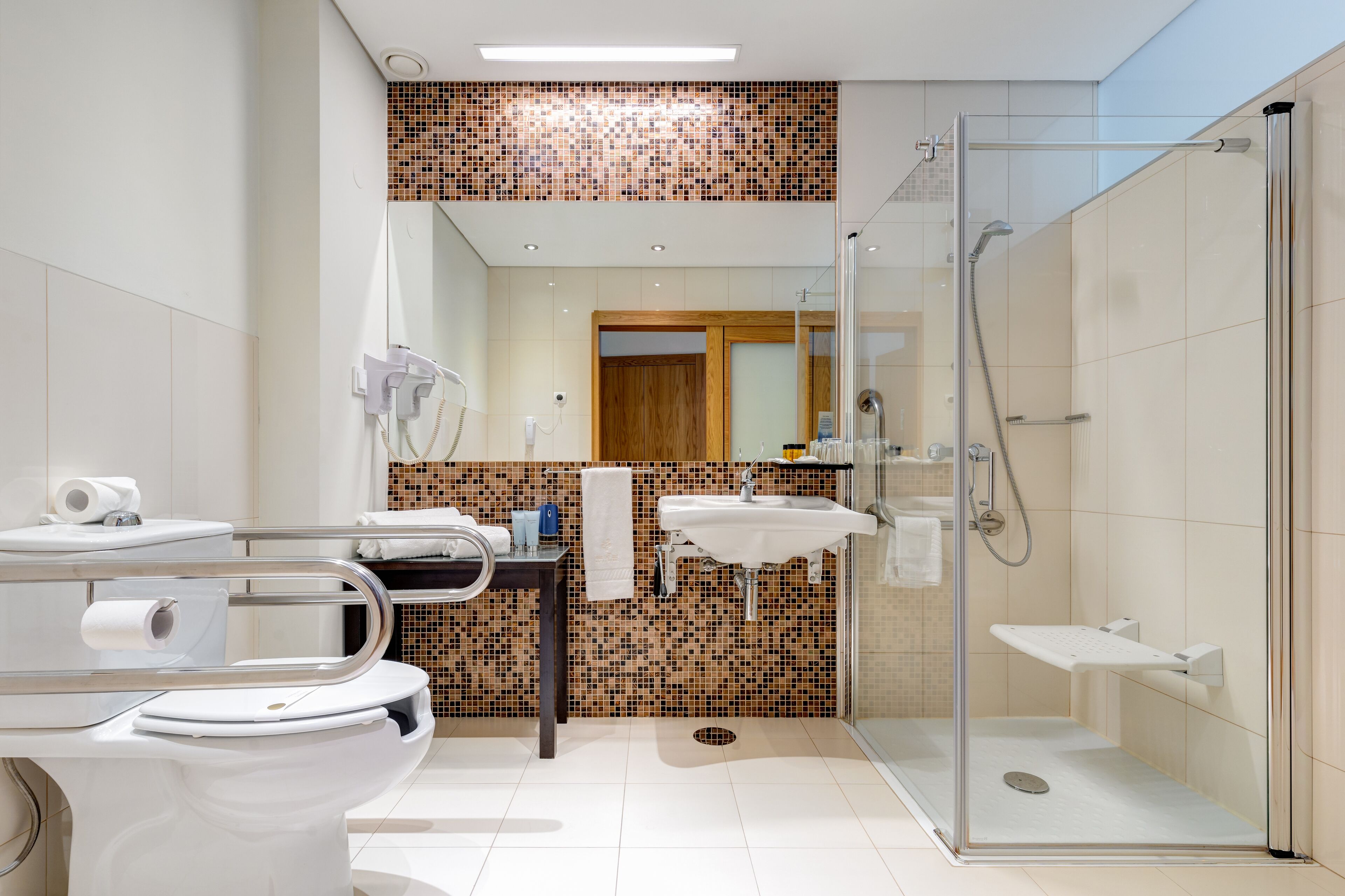 double room (reduced mobility) | bathroom | free toiletries, hair dryer, bathrobes, bidet