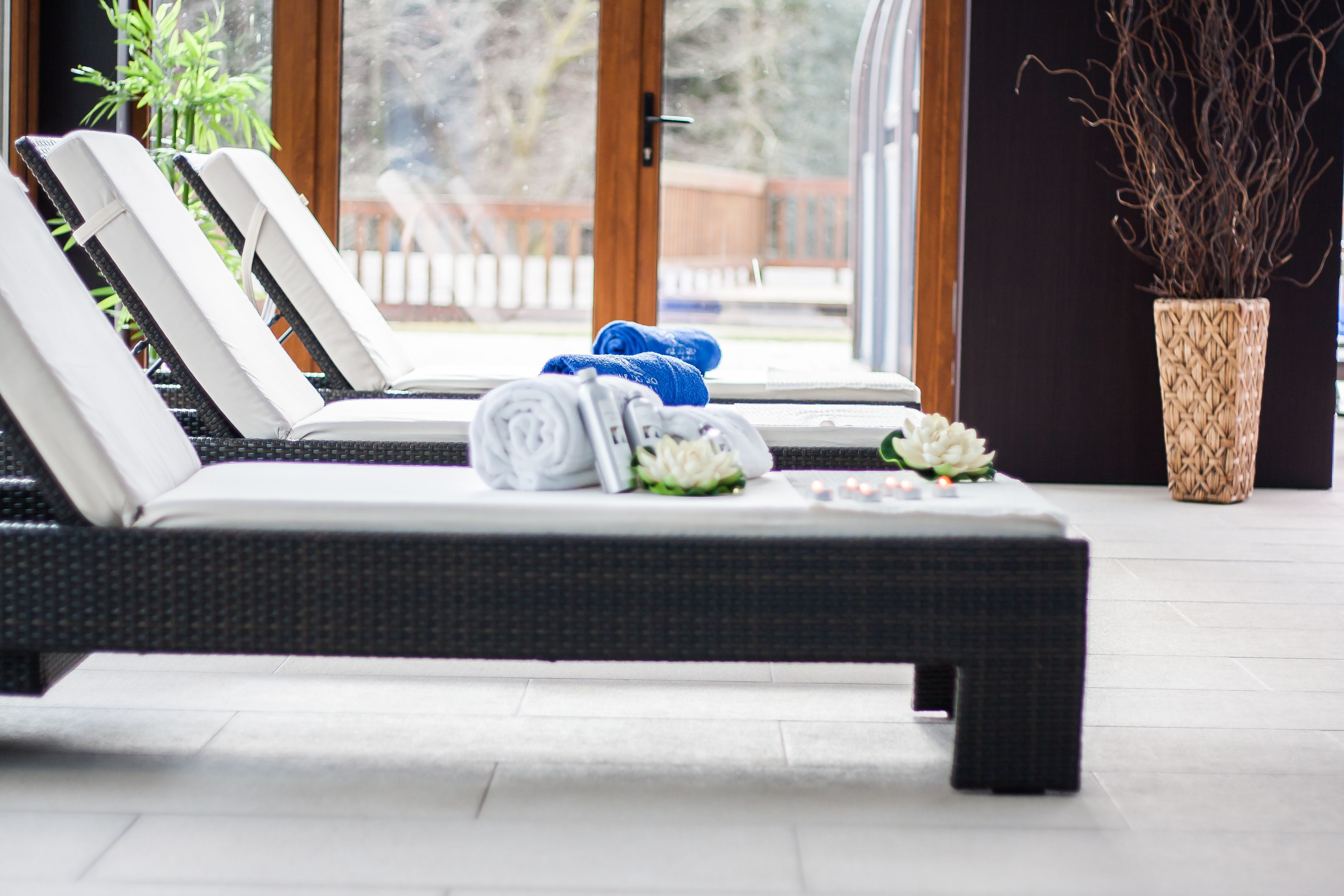 室内游泳池，07:00 至 22:00 开放，池畔遮阳伞，日光浴躺椅