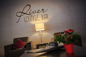 2 Bars/Lounges