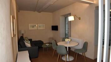 Deluxe-Apartment | Wohnbereich | 32-Zoll-Smart-TV mit Digitalempfang, Fernseher, Streaming-Dienste