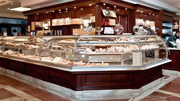 A bakery display with pastries and a coffee station. - B&B Il Corso (Siena)