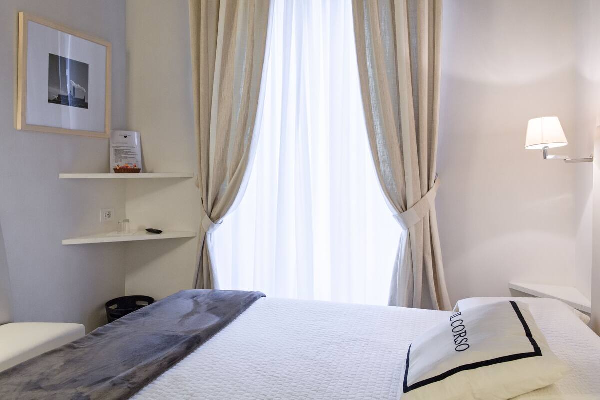 Habitación Doble Pequeña | Ropa de cama de alta calidad y caja de seguridad en la habitación