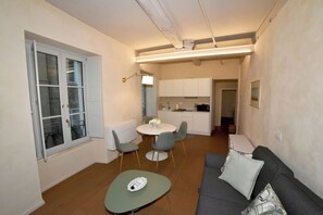 Deluxe Condo | Private kitchen | Mini-fridge, oven, stovetop, electric kettle - B&B Il Corso (Siena)