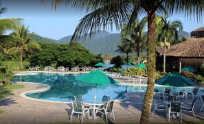 Piscina externa, guarda-sóis, espreguiçadeiras