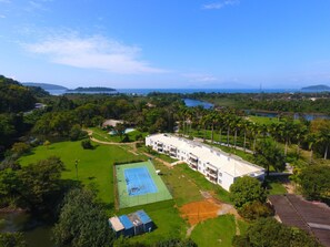 Utendørsbasseng, bassengparasoller og solsenger