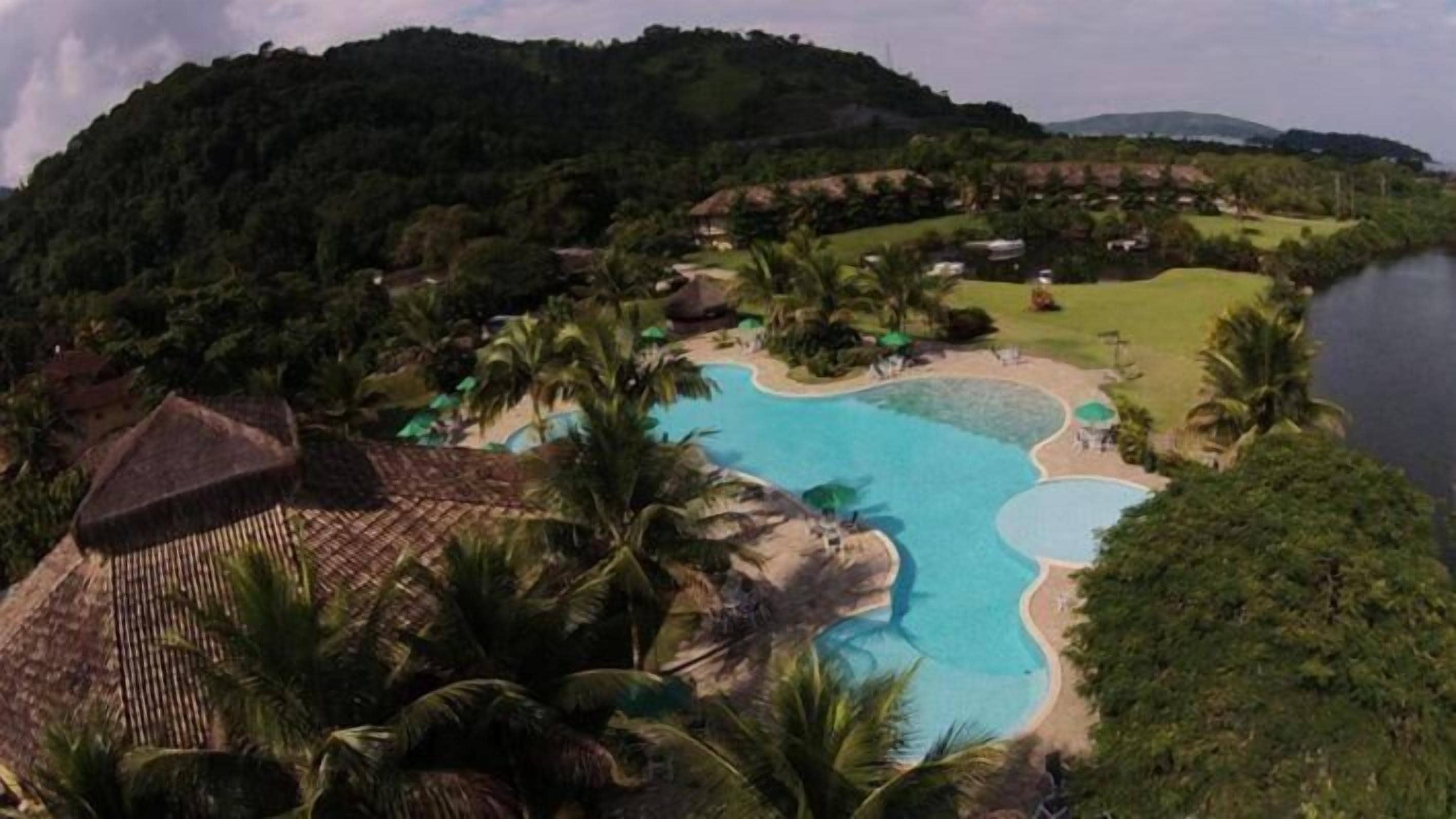 Piscina all'aperto, ombrelloni da piscina, lettini