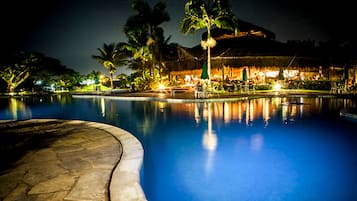 Außenpool, Sonnenschirme, Liegestühle