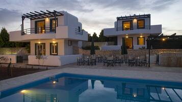 Kauden mukainen ulkouima-allas, aurinkovarjoja, aurinkotuoleja