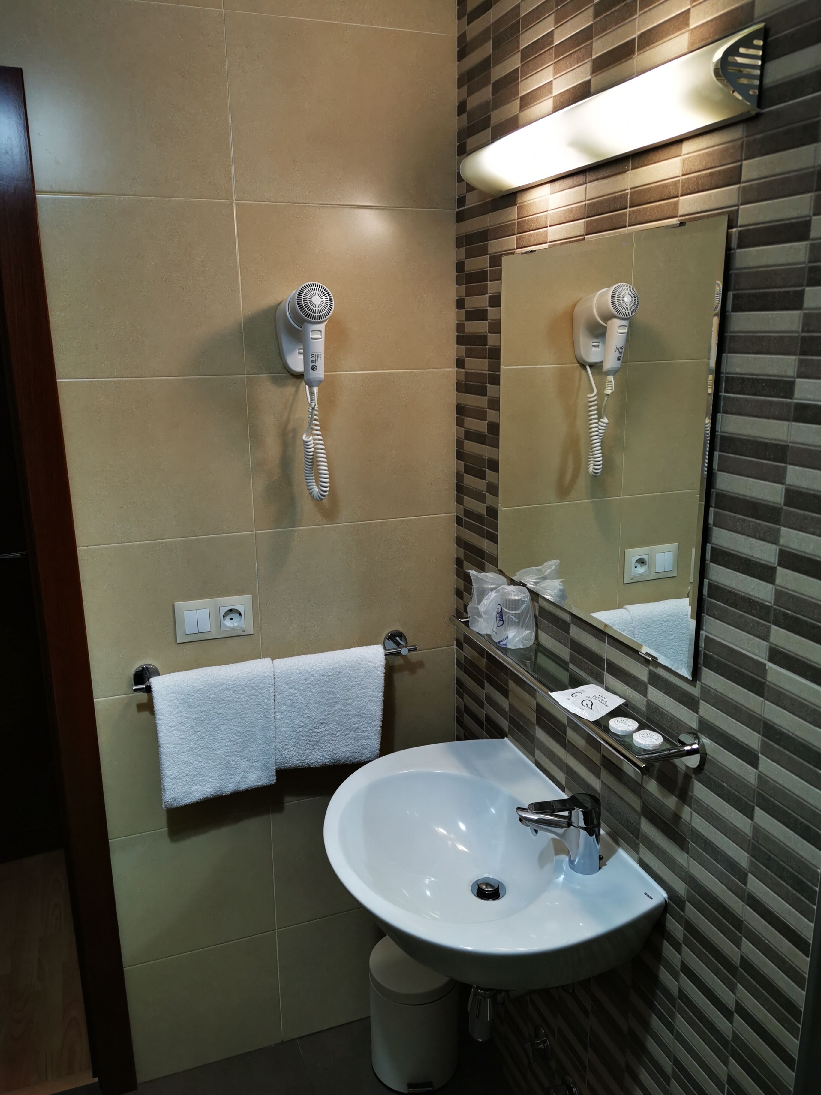 basic triple room | bathroom | combined shower/bathtub, towels