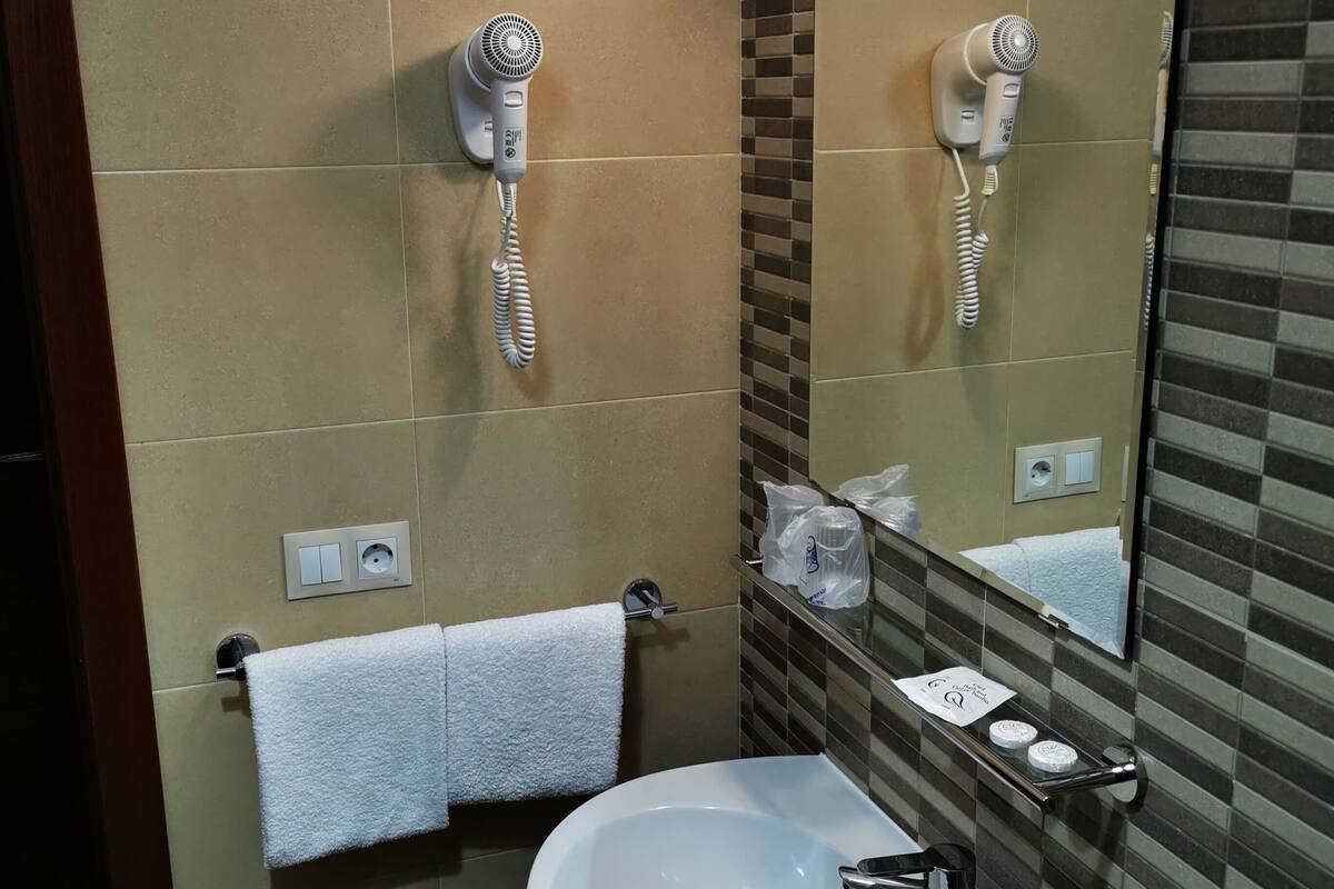 basic triple room | bathroom | combined shower/bathtub, towels