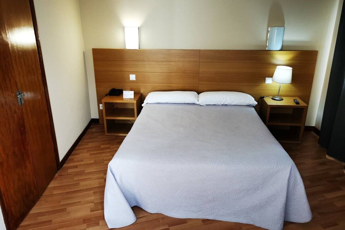 standard double room | desk, free cots/infant beds, free wifi, bed sheets