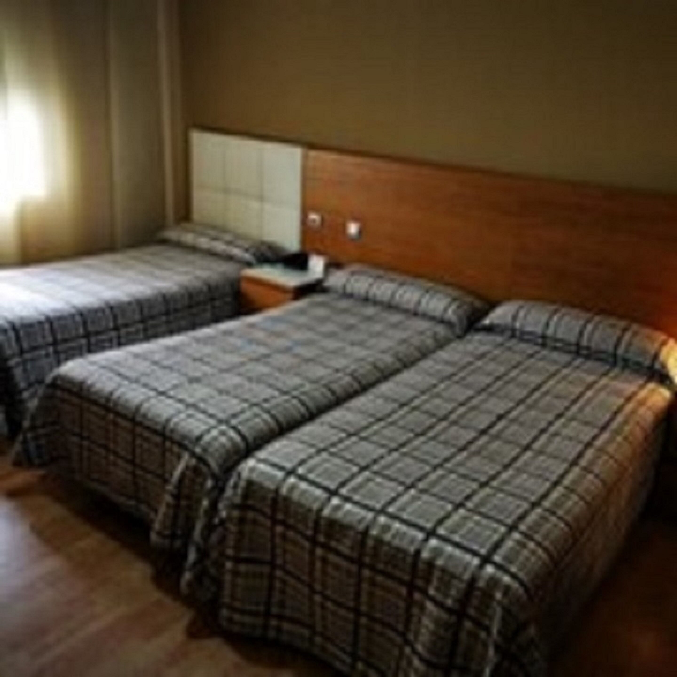 basic triple room | desk, free cots/infant beds, free wifi, bed sheets