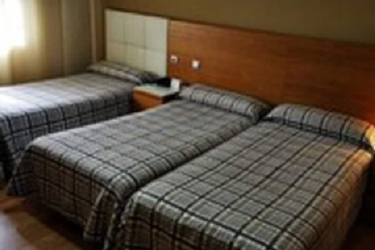basic triple room | desk, free cots/infant beds, free wifi, bed sheets