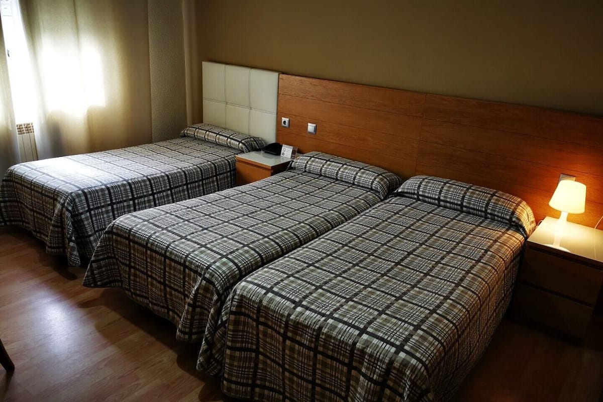 basic triple room | desk, free cots/infant beds, free wifi, bed sheets