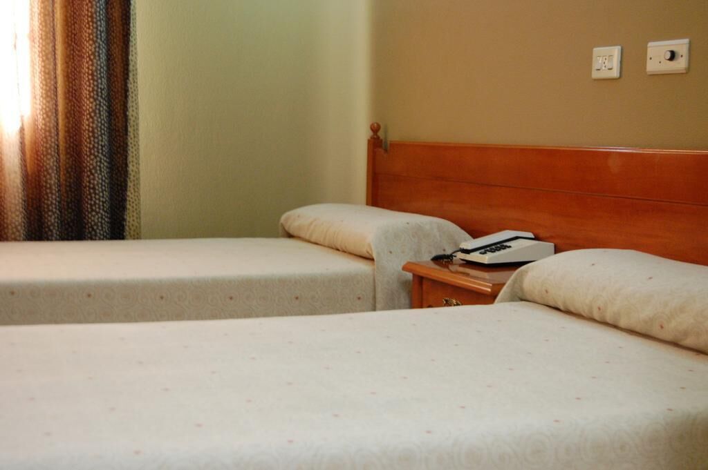 standard double room | desk, free cots/infant beds, free wifi, bed sheets