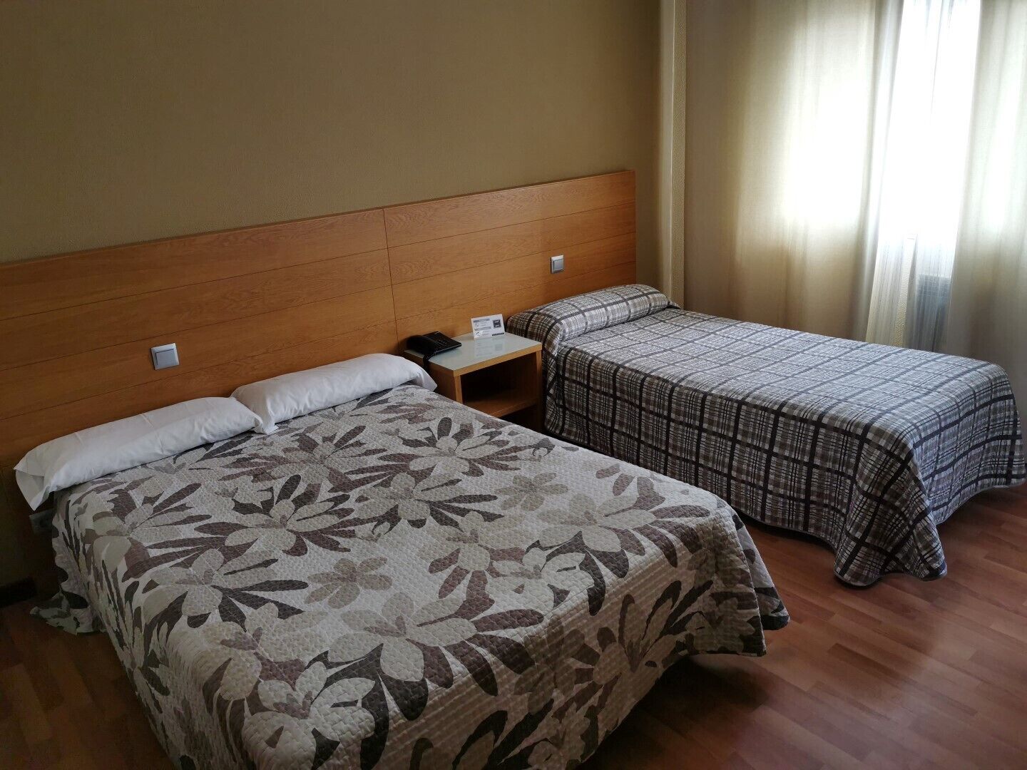 basic triple room | desk, free cots/infant beds, free wifi, bed sheets
