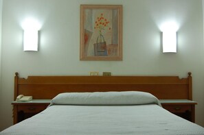Desk, free cots/infant beds, free WiFi, bed sheets - Duerming París Pontevedra Hotel (Poio)
