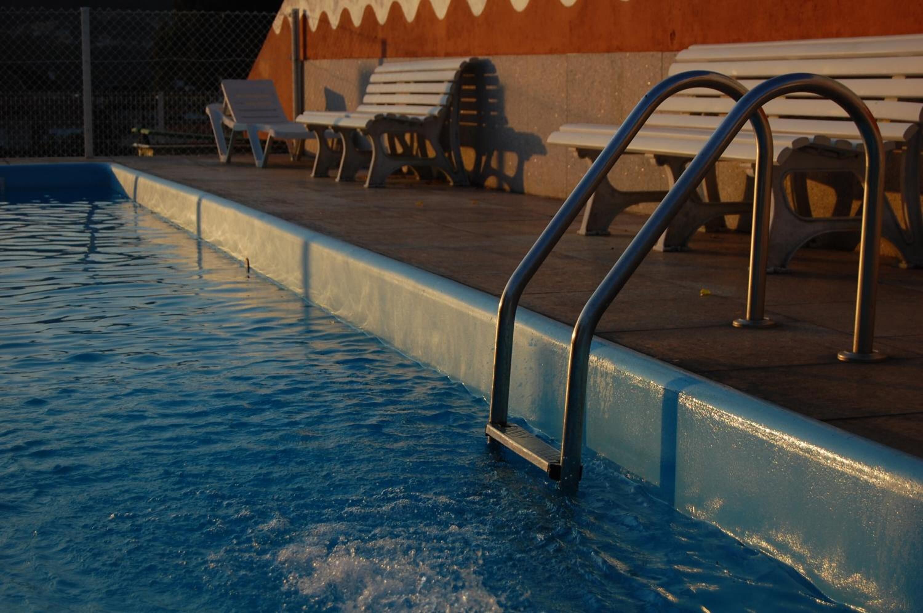 seasonal outdoor pool, pool loungers