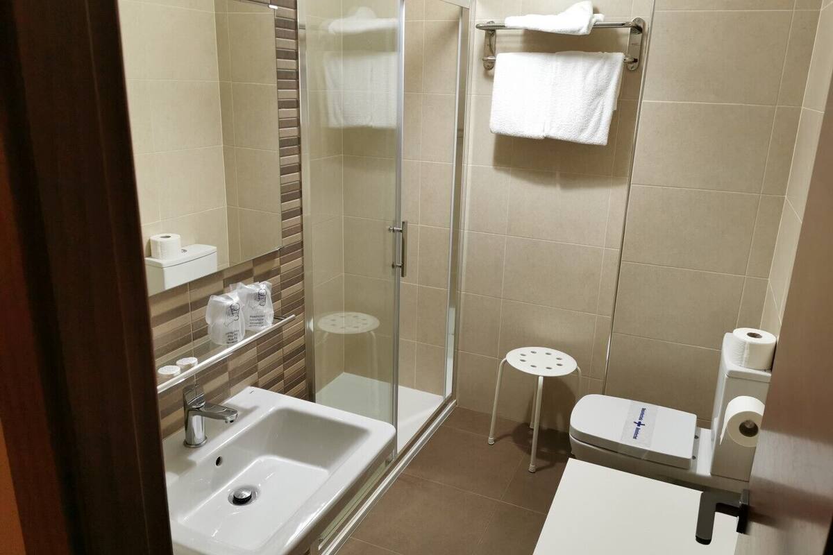 standard double room | bathroom | combined shower/bathtub, towels