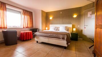 Superior-dobbeltværelse | Dundyner, minibar, skrivebord, mørklægningsgardiner