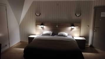 Superior tweepersoonskamer | Donsdekens, een minibar, een bureau, verduisterende gordijnen