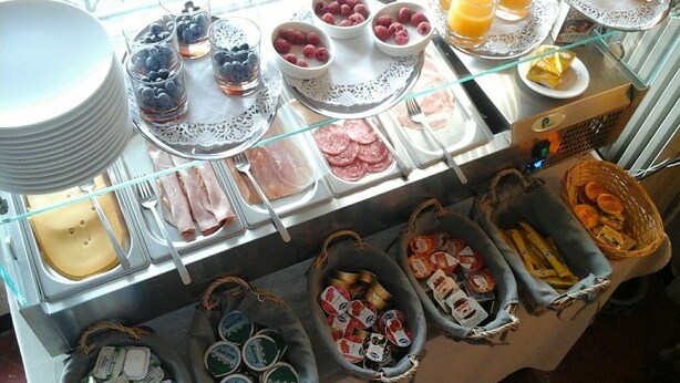 Een ontbijtbuffet met diverse soorten eten en drinken.