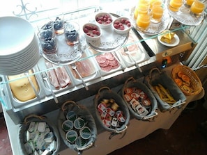 Een ontbijtbuffet met diverse soorten eten en drinken.