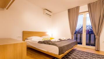 Design Apartment, 1 King Bed, Kitchenette, Garden View