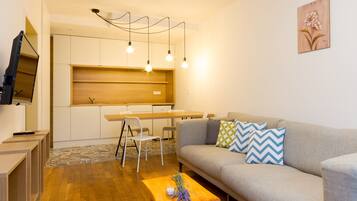 Family Apartment, 2 Bedrooms, Terrace, Garden View | Living area