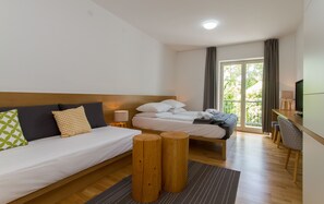 Dobbelt- eller tomannsrom – comfort, 1 soverom, balkong, hageutsikt | Romfasilitet