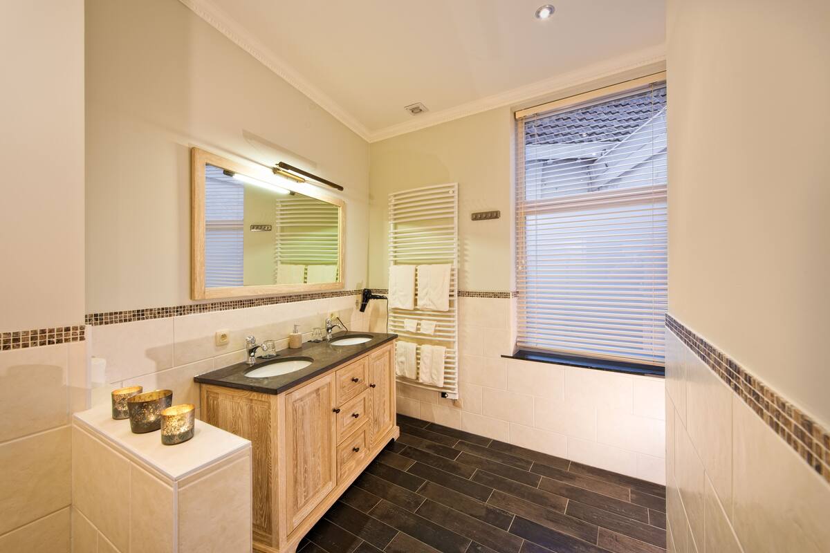 grand double room | bathroom | shower, rainfall showerhead, free toiletries, hair dryer