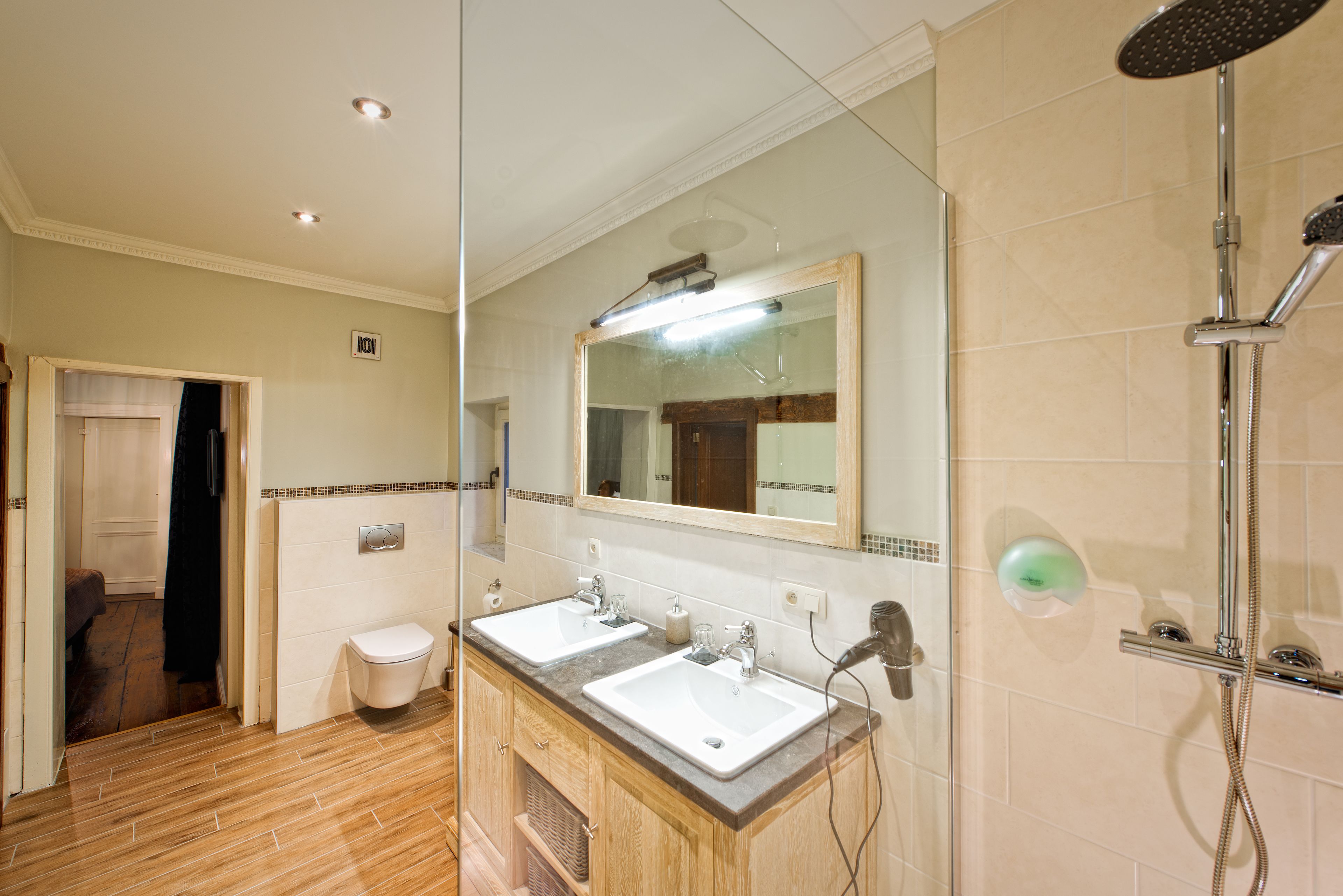standard double room | bathroom | shower, rainfall showerhead, free toiletries, hair dryer