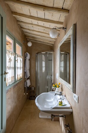 Premium Suite, 2 Bedrooms | Bathroom | Shower, free toiletries, hair dryer, bidet - Le Ragnaie (Montalcino)