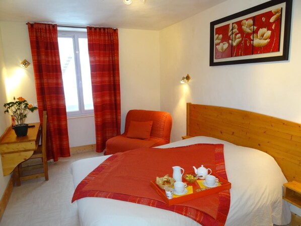 In-room safe, individually decorated, desk, soundproofing