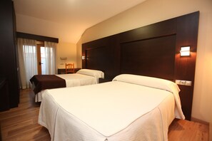 Desk, laptop workspace, soundproofing, free WiFi - Hotel Anabel Baza (Baza)