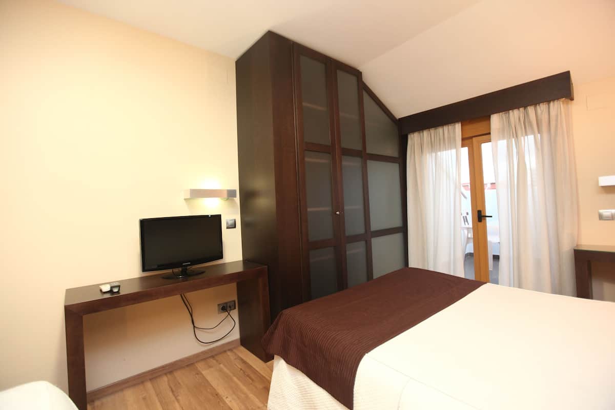 Desk, laptop workspace, soundproofing, free WiFi