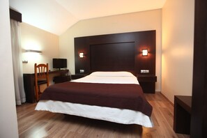 Escritorio y espacio para trabajar con un portátil