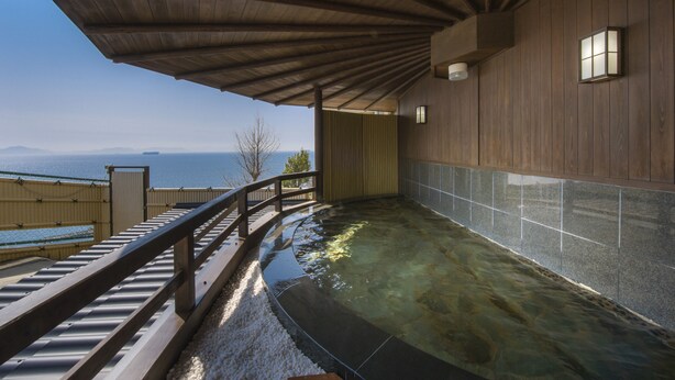 Bañera de hidromasaje al aire libre