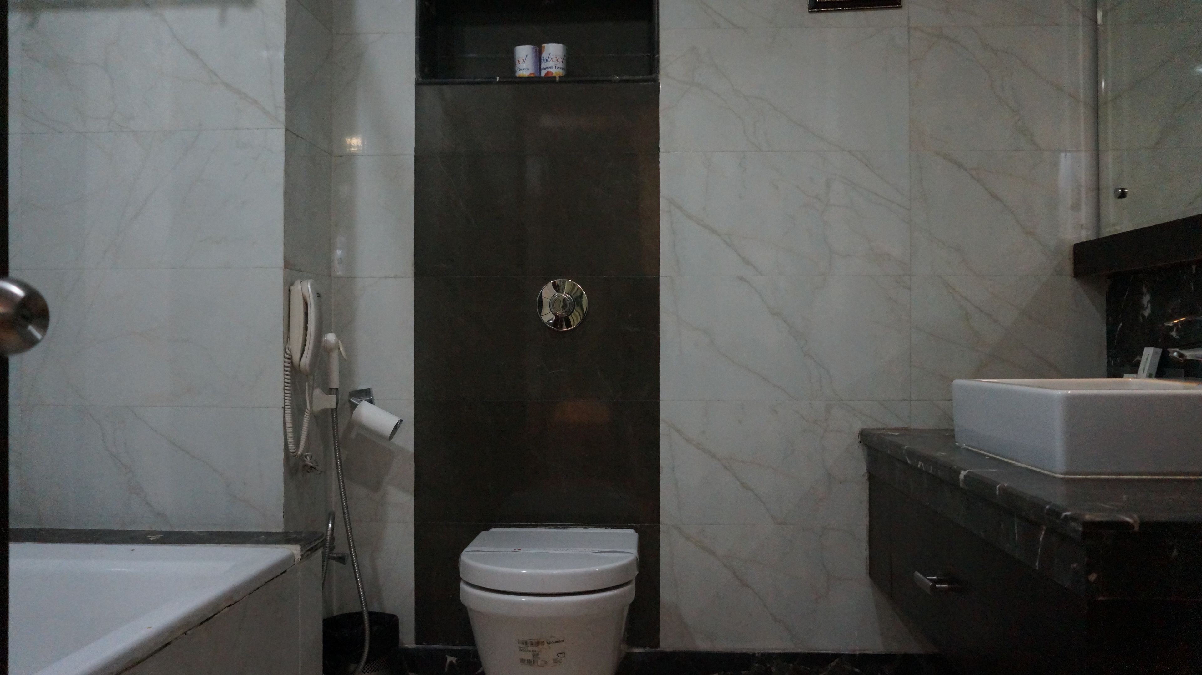 Een badkamer met een toilet, douche en wastafel.