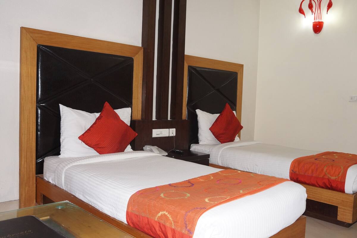 Quarto duplo clássico, várias camas, geladeira, vista para a montanha | 1 quarto, roupas de cama premium, cofres nos quartos