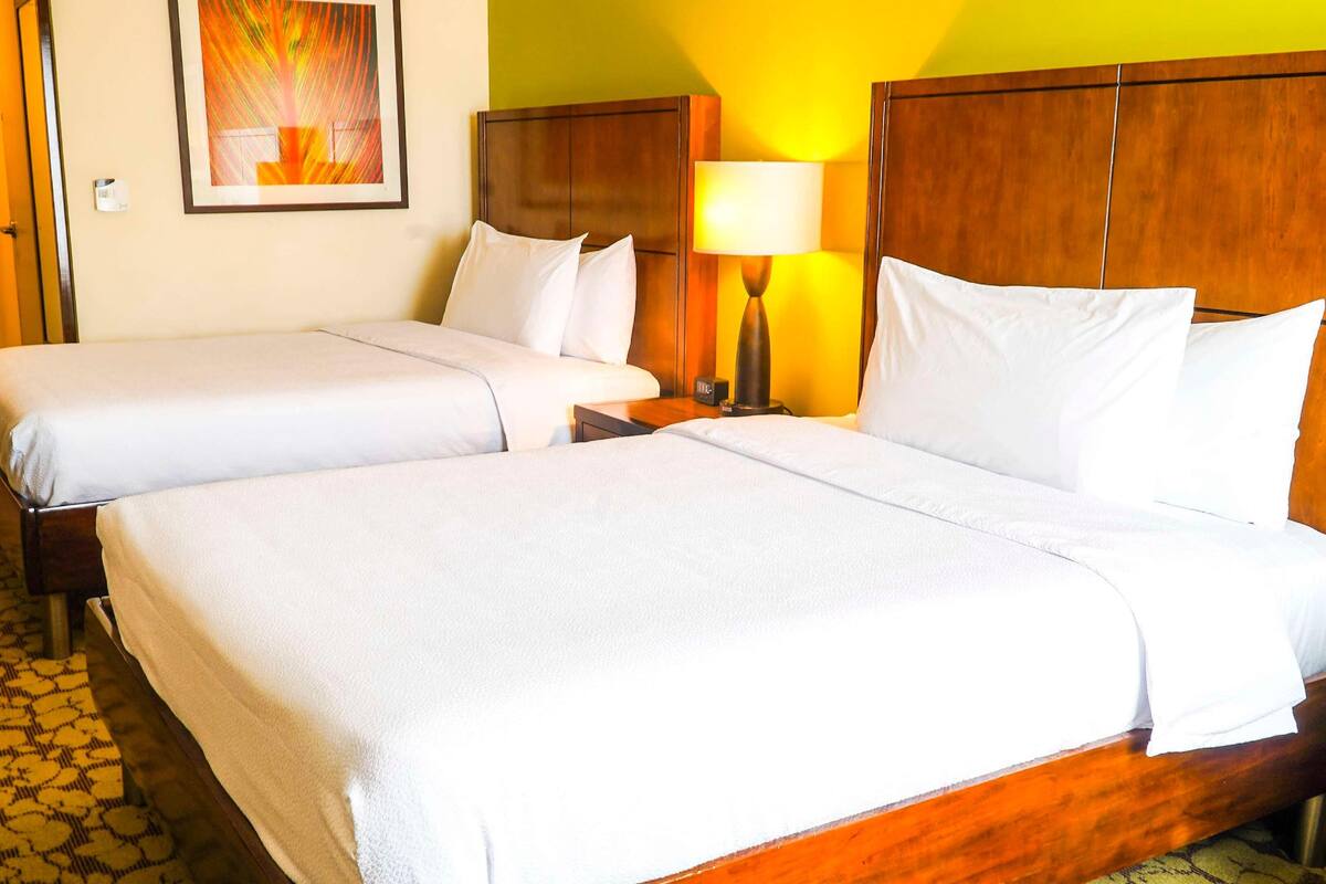 Peralatan tempat tidur premium, bar mini, peti besi dalam bilik, meja 