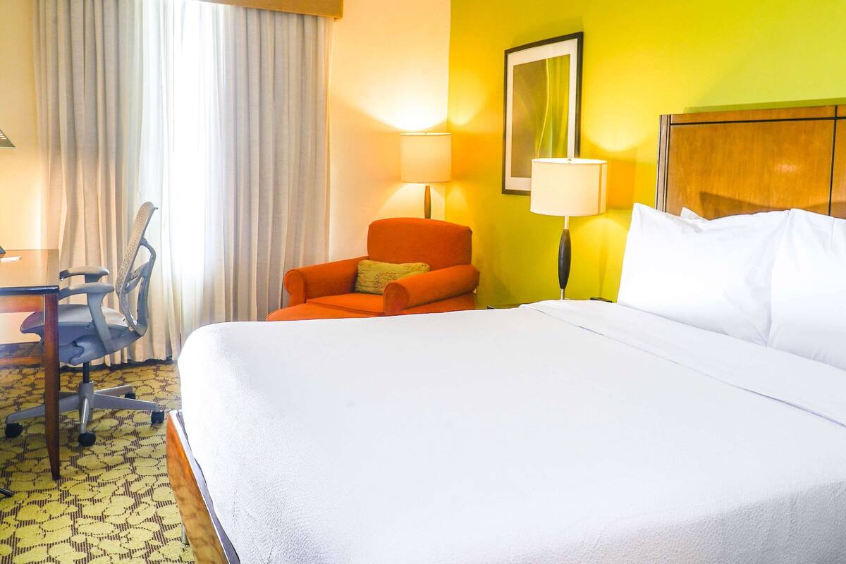 Peralatan tempat tidur premium, bar mini, peti besi dalam bilik, meja 