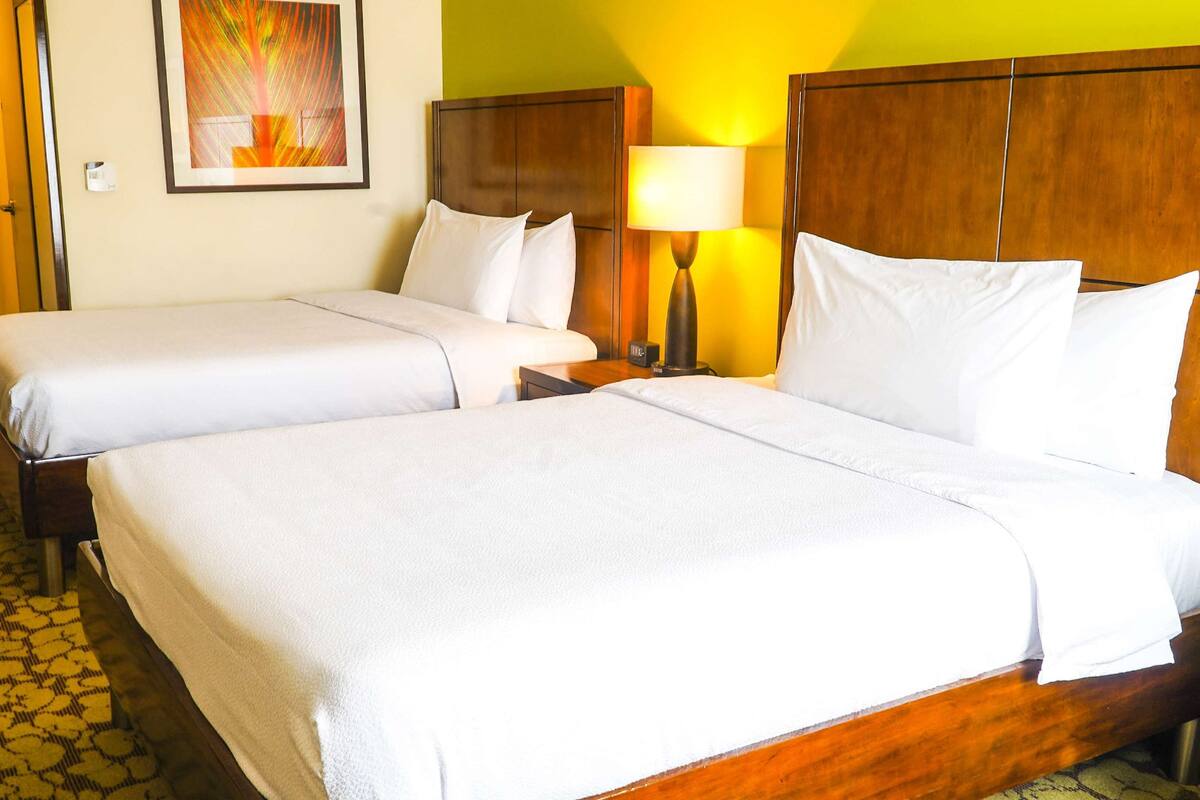 Room, 2 Katil Ratu (Queen) | Peralatan tempat tidur premium, bar mini, peti besi dalam bilik, meja 