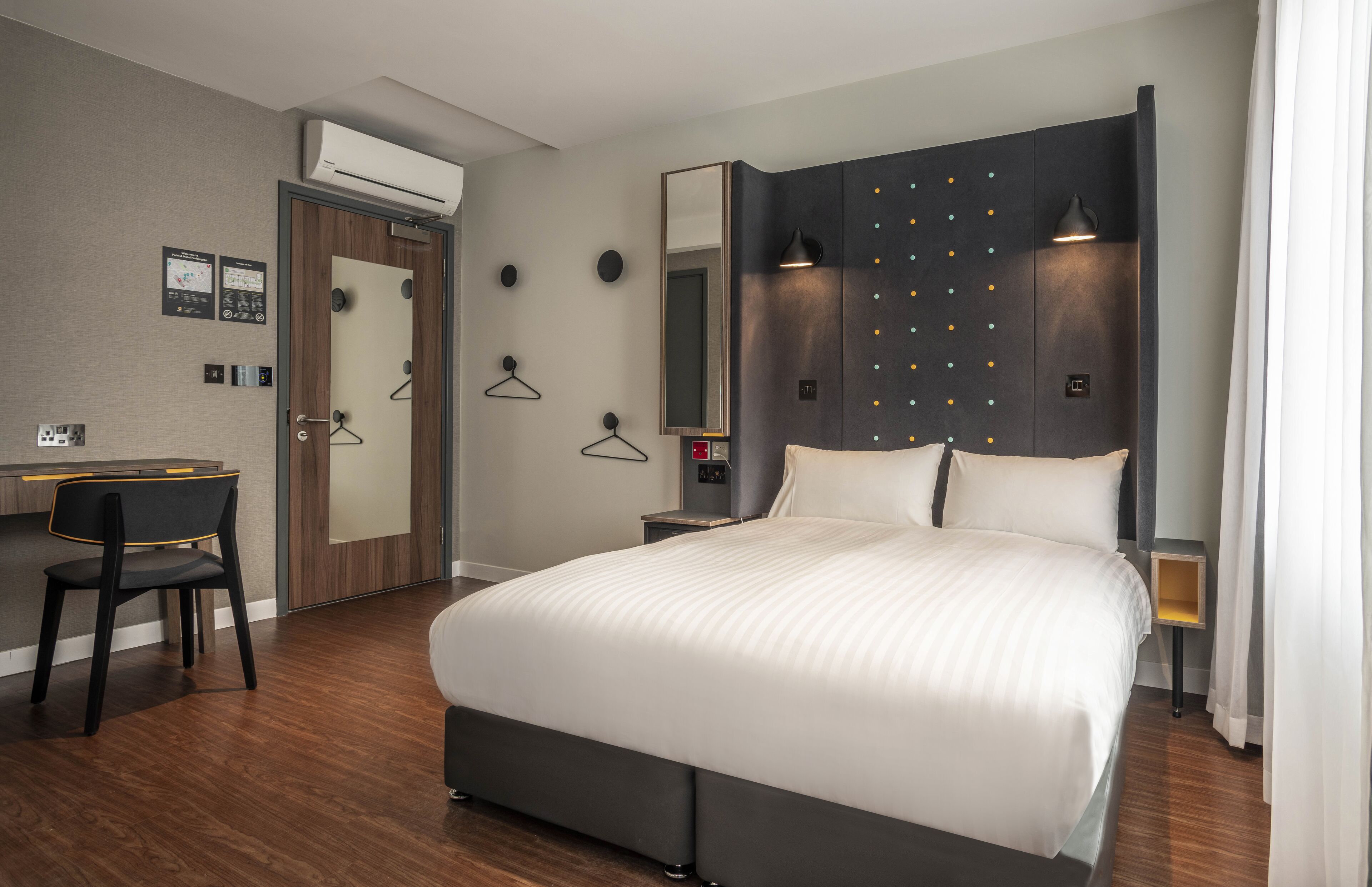 Caja de seguridad en la habitación, cortinas blackout y wifi gratis 