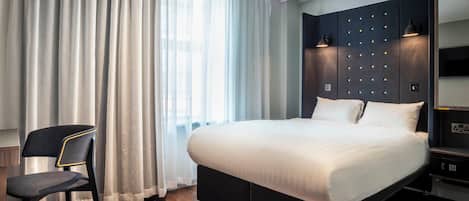 Quarto casal | Cofres nos quartos, cortinas blackout, Wi-Fi de cortesia, roupa de cama