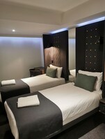 Cosy twin without Window | Cofres nos quartos, cortinas blackout, Wi-Fi de cortesia, roupa de cama