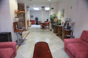 Lobby sitting area - Hotel El Coloso (Jerez de la Frontera)
