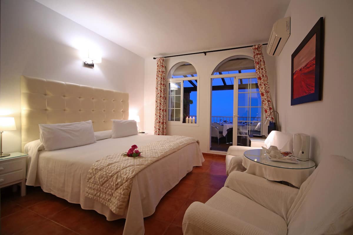 basic room, sea view (with terrace) | 1 bedroom, select comfort beds, minibar, in-room safe